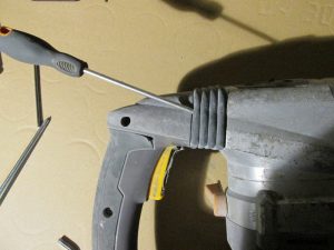 Podważenie gumowej osłony