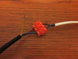 Połączenie naświetlacza złączem śrubowym