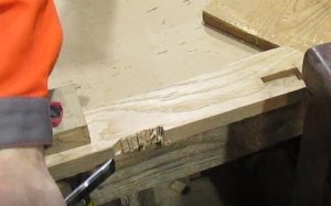 Dłutowanie podłokietnika